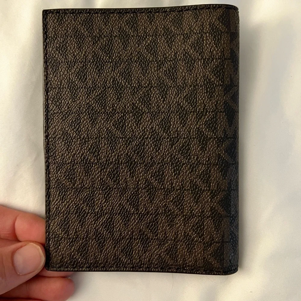 Michael Kors Jet Set Travel Passport Case wallet MK Signature Brown / Acorn EUC